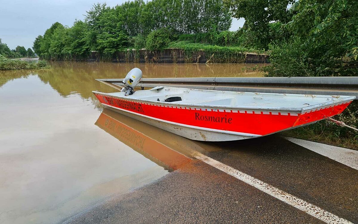BRK Unterfranken im Hochwasser-Einsatz in NRW - Sonarboot auf dem Wasser BRK Unterfranken im Hochwasser-Einsatz in NRW - Sonarboot auf dem Wasser